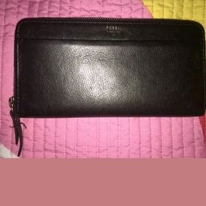 FOSSIL CLUTCH